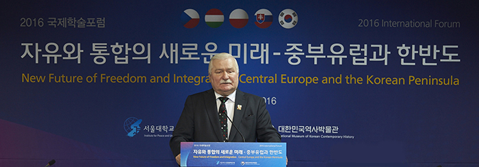 Lech Walesa_Korea_Visit_1108_02.jpg